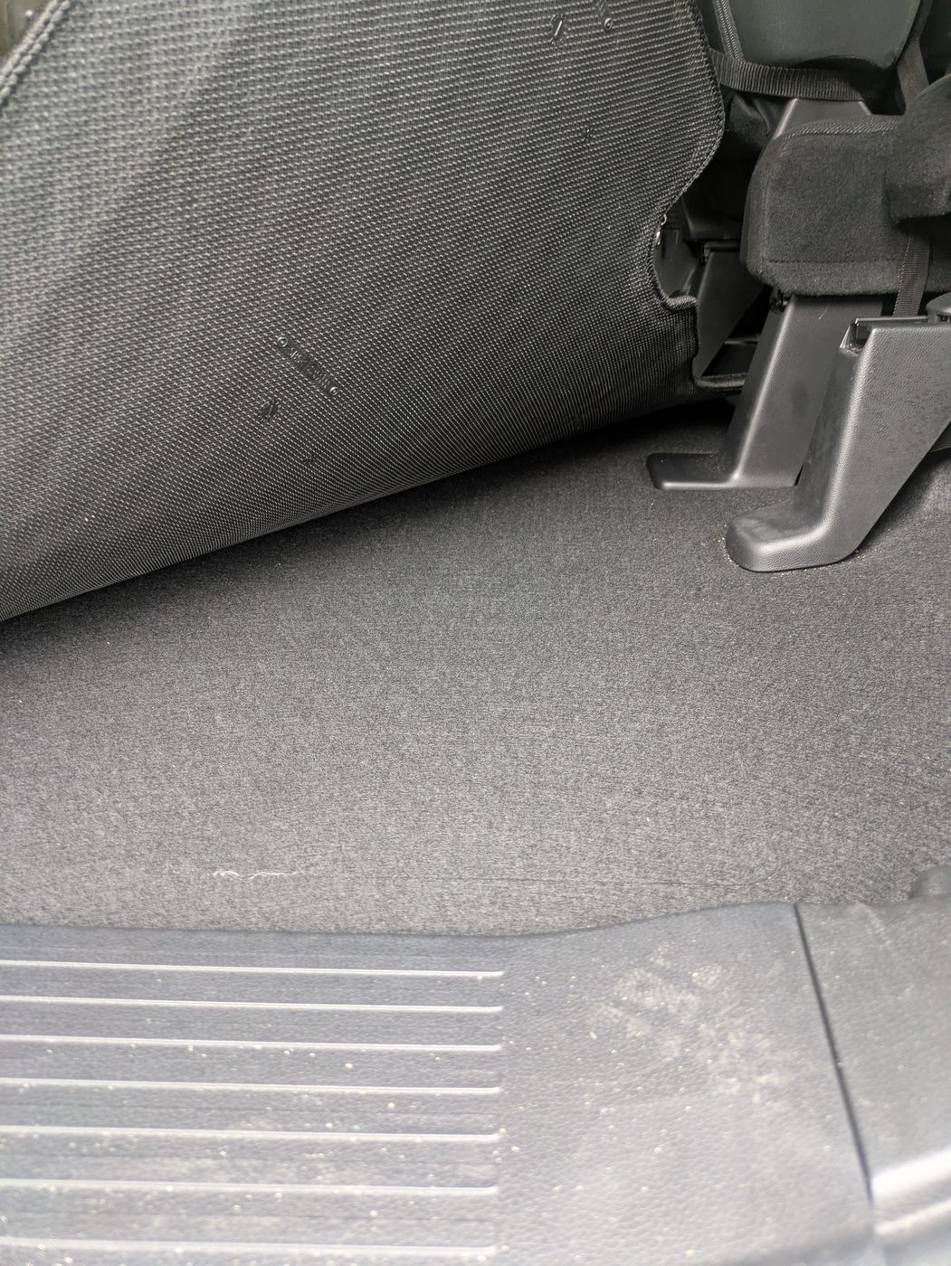 車内の足元マットへの害虫ブロック施工