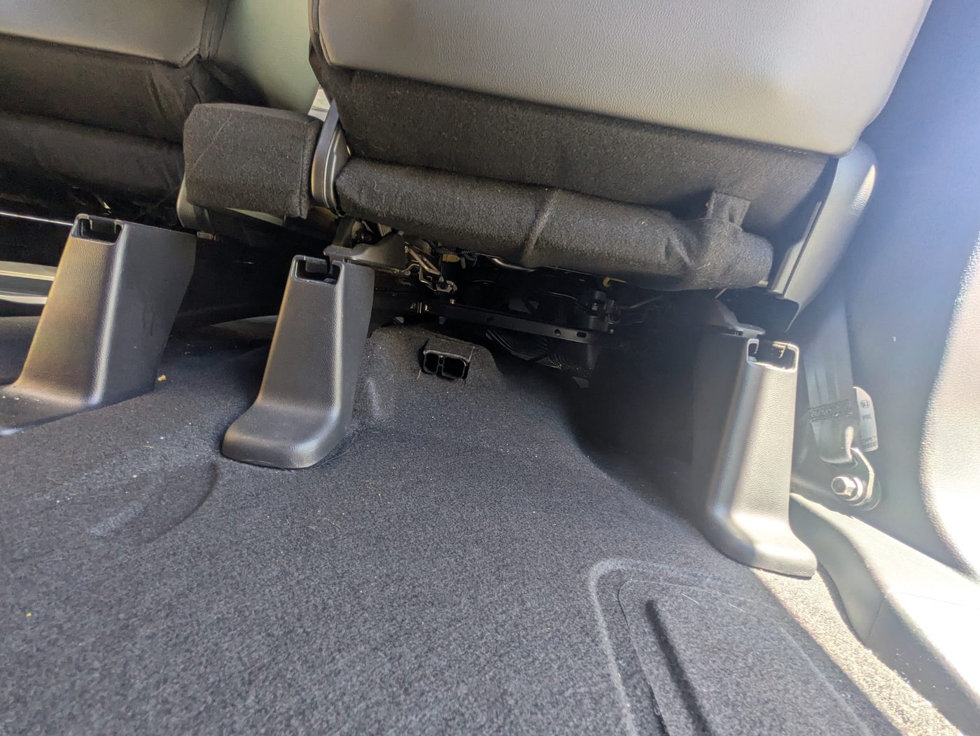 車内のシート下への施工
